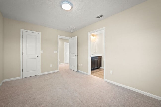 Building Photo - Spacious 4-Bedroom Home with Screened Pati...