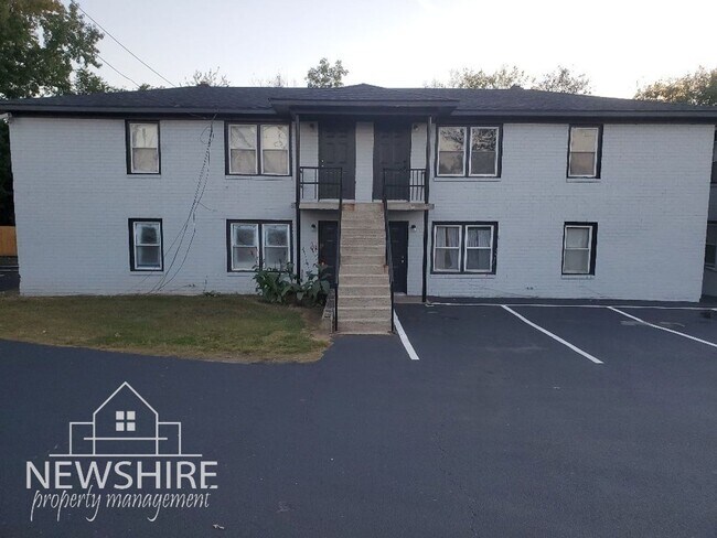 Building Photo - Hampton Avenue Apartments — Comfortable Greenville Living Close to Everything