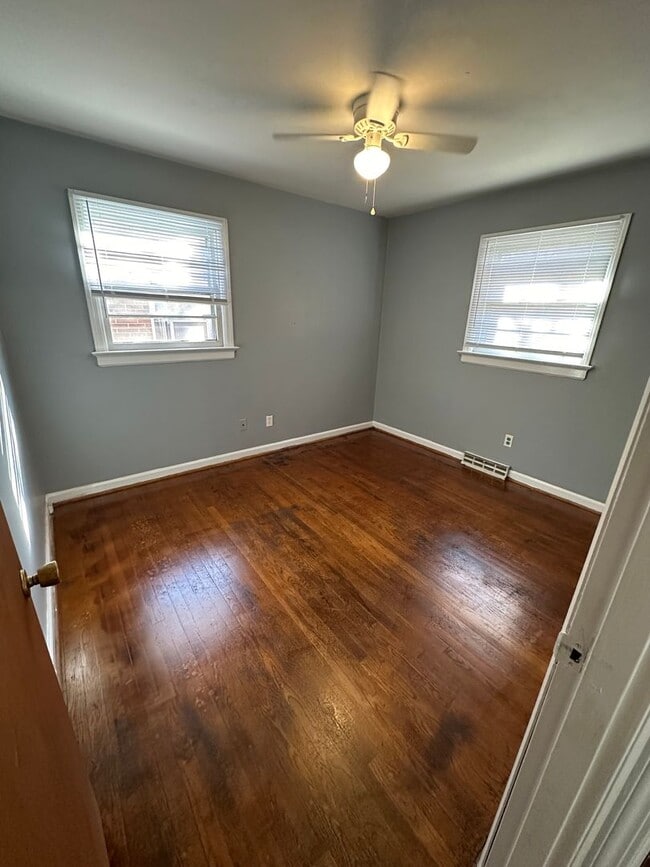 Building Photo - 3 bedroom house in Fulton Hill! Laundry, Central HVAC All electric, big fenced yard, hardwoods