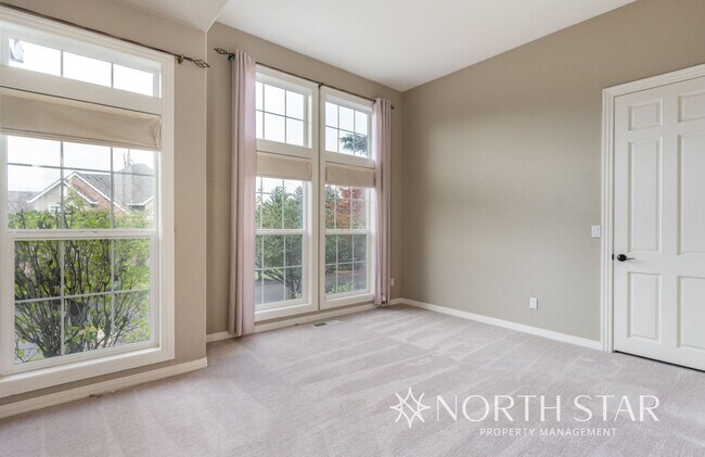 Building Photo - Spacious Elegance in Lake Oswego