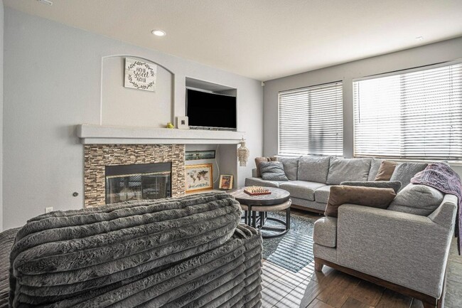 Building Photo - 8336 Cantwell Dr