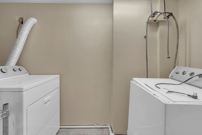 Building Photo - Updated 4 Bedroom 3 bathroom in Derby, KS
