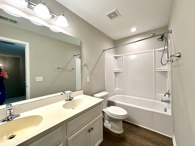 Building Photo - 3 Bed 2 Bath Townhome Located in Cokers Co...