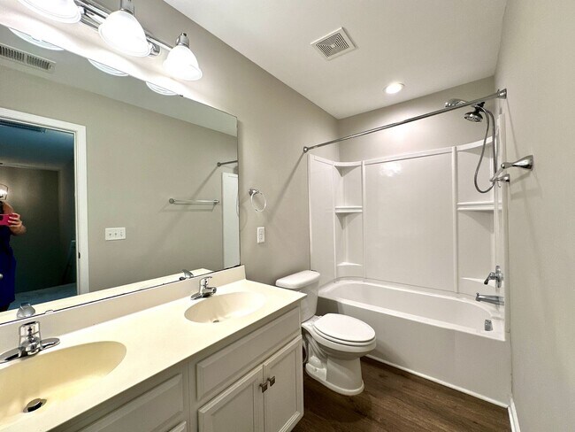 Building Photo - 3 Bed 2 Bath Townhome Located in Cokers Commons in Goose Creek!