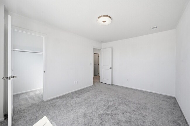 Building Photo - $2,840.95- 3-bed, 2.5 bath home in Aurora