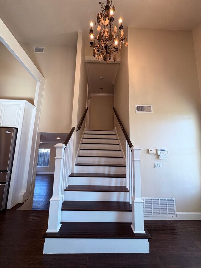 Building Photo - Upgraded 3 bedroom, 2 1/2 bath home with HUGE private yard.  This is a true hidden gem.