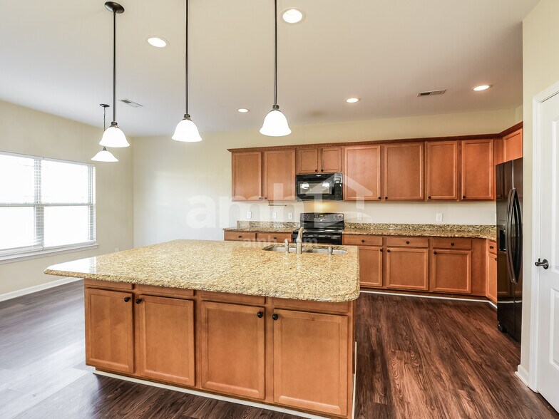 Building Photo - 113 Tannin Way