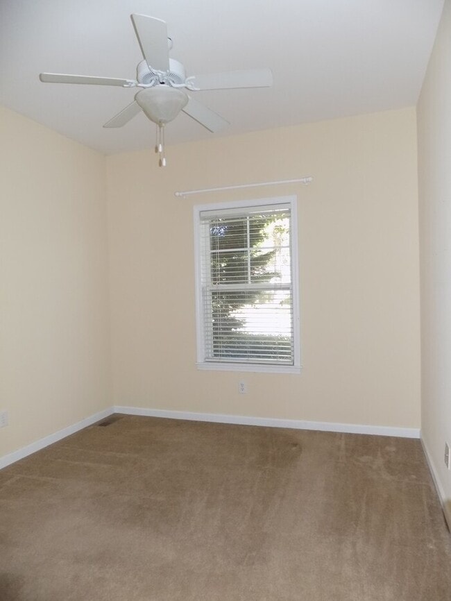 Building Photo - Earlewood-Offering Self Guided Tour with R...