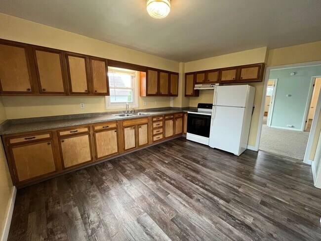 Building Photo - 17 N 62nd Ave W