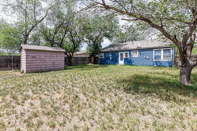 Building Photo - 3 bedroom just minutes away from TTU and Hospitals!