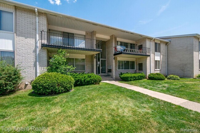 Building Photo - 8657 Kennedy Cir N