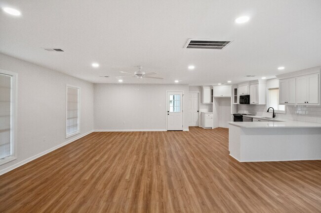 Building Photo - 1027 Tanglewood Dr