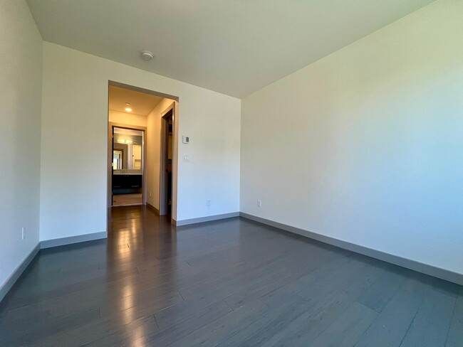 Building Photo - LUXURY ALKI 3 BED TOWNHOME FOR RENT W EXPA...