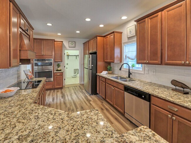 Building Photo - Spacious 3BR / 3.5BA Single family home • 2,500 Sq Ft • Baywood