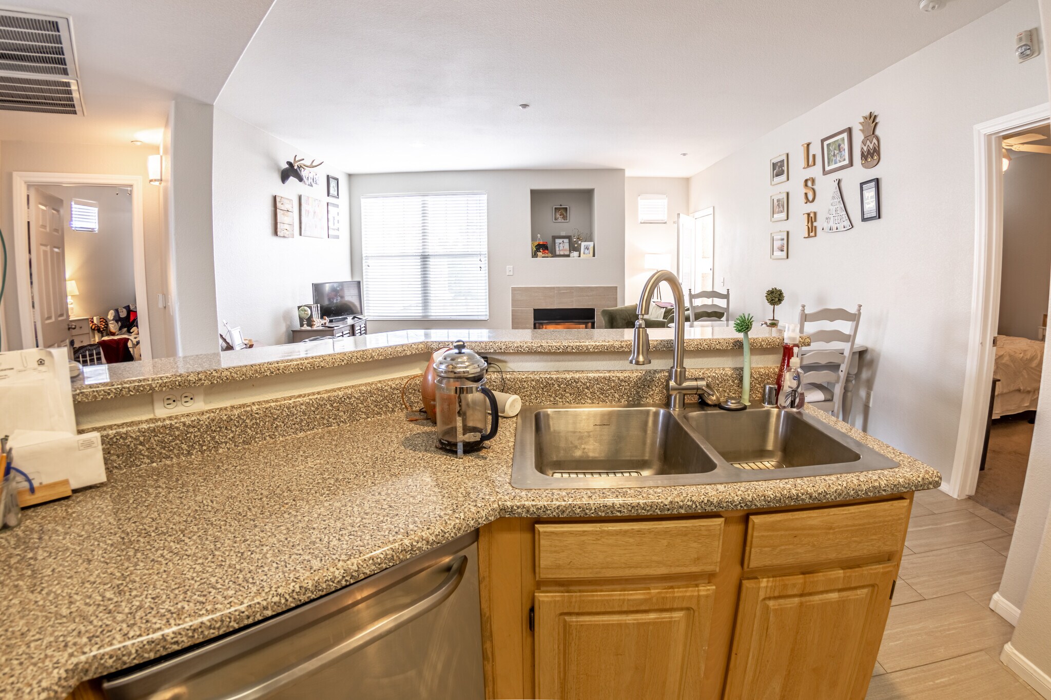 Building Photo - 5855 Valley Dr