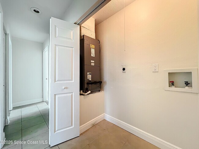 Building Photo - 1399 Mariposa Dr NE