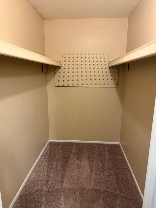 Building Photo - Nice 4 br, 1.75 ba, 2 living areas, 2 car ...
