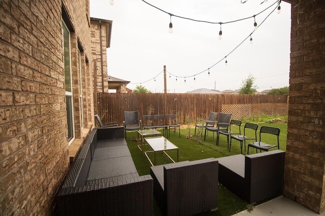 Building Photo - 2105 Ebony Dove St