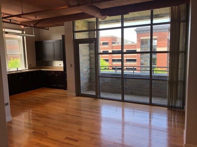 Building Photo - 10 S Dunton Ave