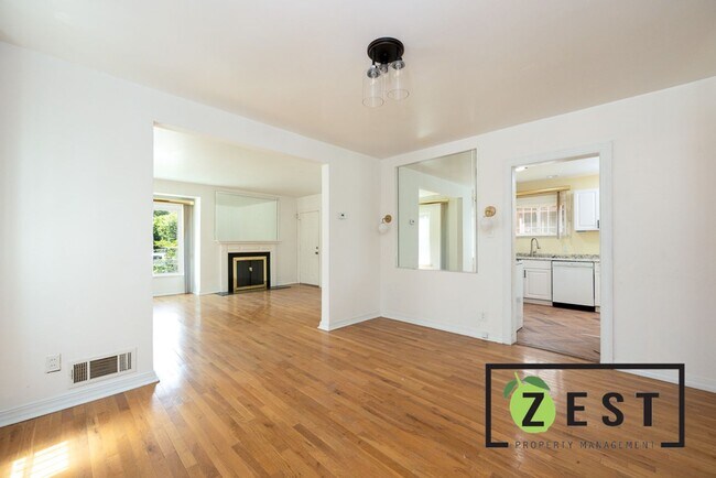 Building Photo - ***OPEN HOUSE SAT. OCT. 11TH 2025 10-10:30AM*** Spacious Upper Flat with Bonus Room, Garage, and ...