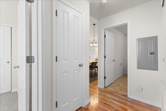 Building Photo - Beautiful 2 Bed 2 Bath Condo Near Rigden Farms!