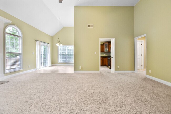 Building Photo - Dog Friendly Three Bedroom with Bonus!