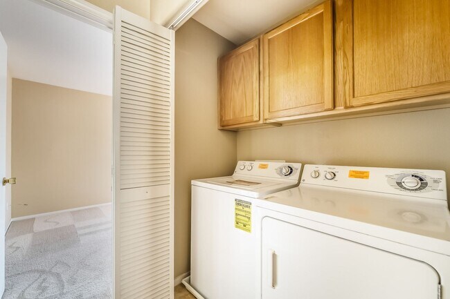 Building Photo - Comfortable Living Near City Conveniences!
