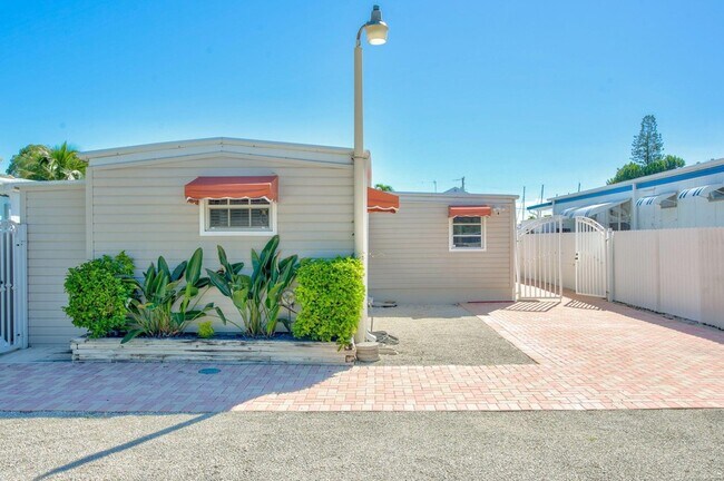 Building Photo - 136 Sable Palm Ln