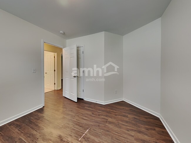 Building Photo - 706 Walnut Crossing Dr