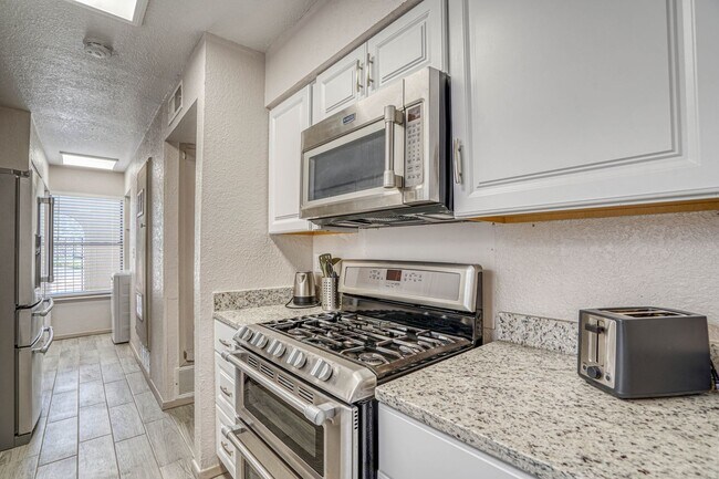 Building Photo - 311 Zenith Dr