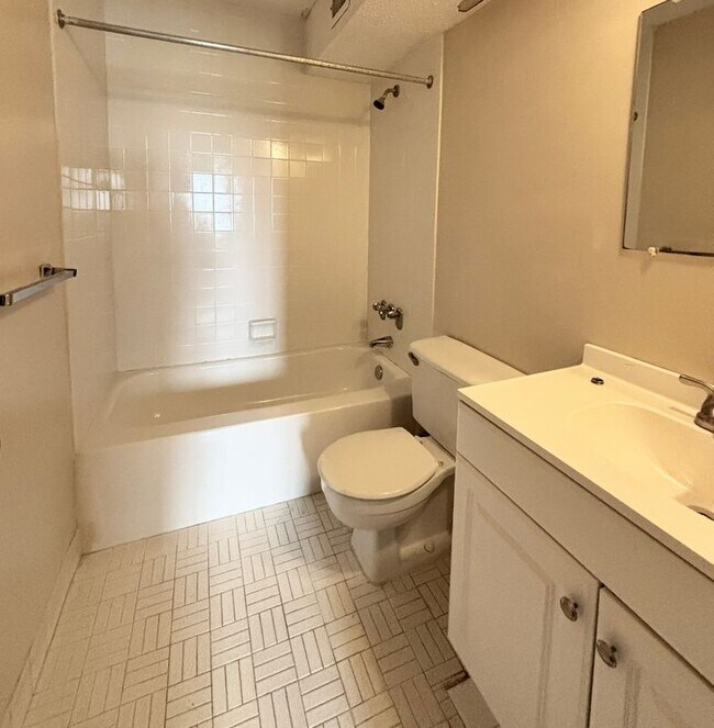 Building Photo - 1400 Millersport Hwy