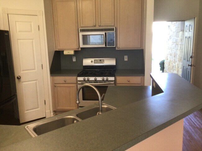 CENTER ISLAND SINK/COUNTER WITH BAR SEATING - 2913 Whisper Oaks Ln