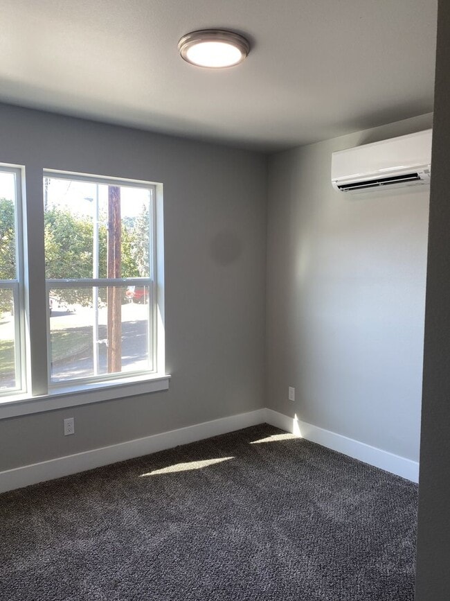 Building Photo - 242 NE College Dr