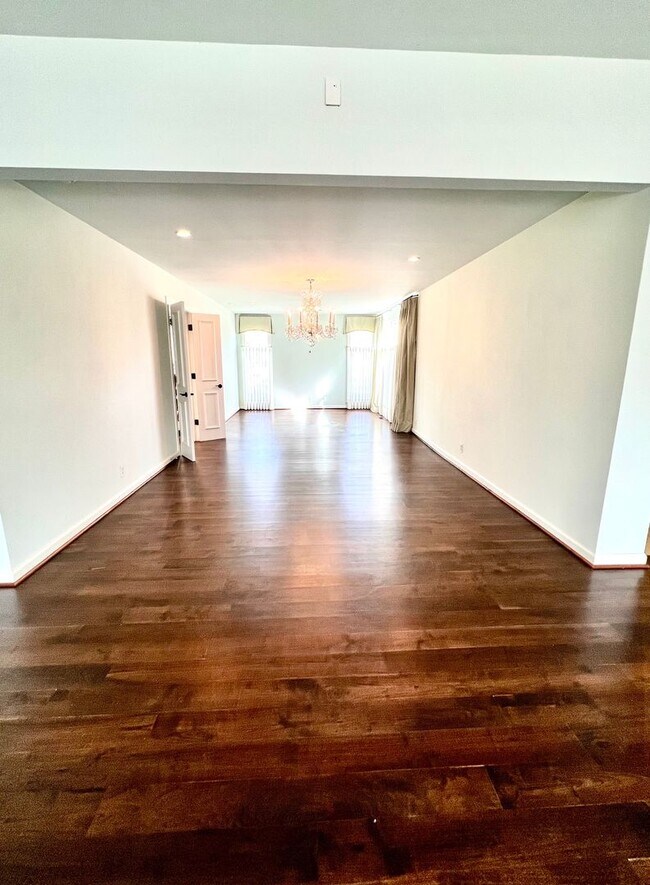 Building Photo - Rare rental opportunity in gated Garden Park!