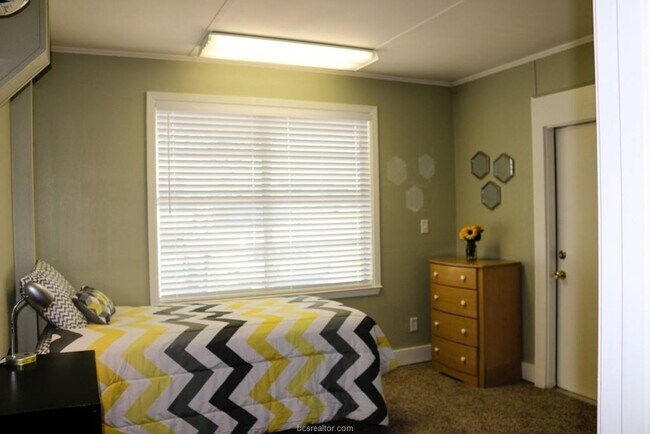 Building Photo - AUGUST PRE-LEASE!! 4 bed, 3 bath house on HUGE lot walking distance to Texas A&M!