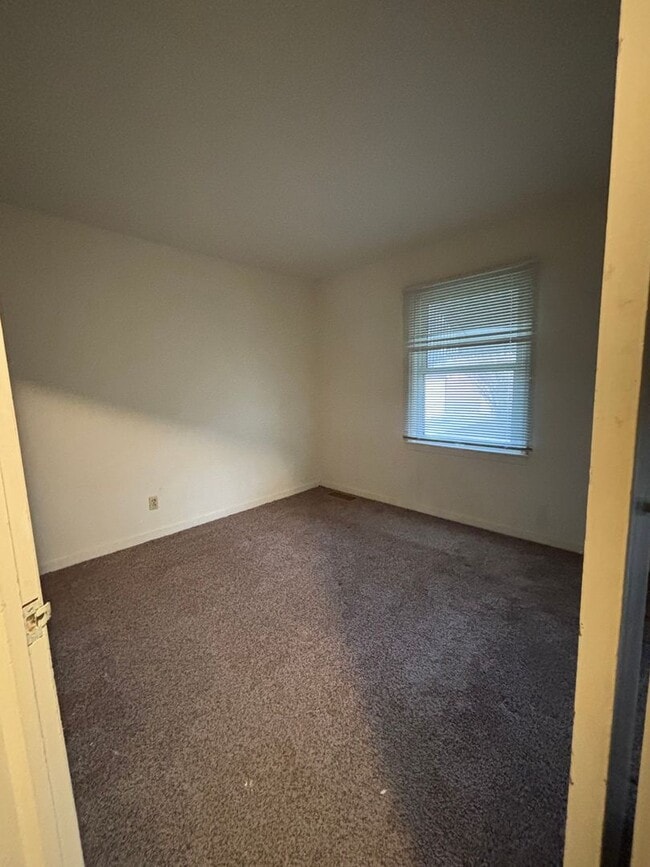 Building Photo - 2 Bedroom Home