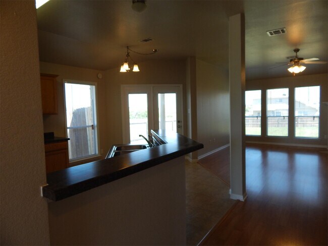 Building Photo - 601 Cattail Cir