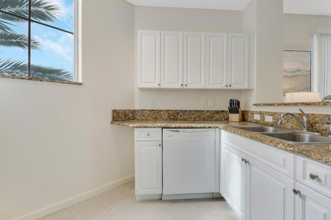 Building Photo - 630 S Sapodilla Ave