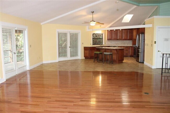 Building Photo - 5828 Oakhurst Dr