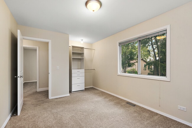 Building Photo - 320 Thistle Dr
