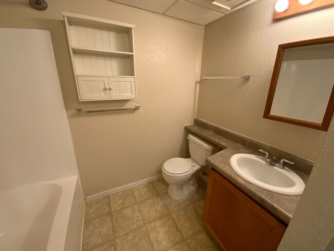 Building Photo - 3 Bedroom 2 Bathroom Duplex