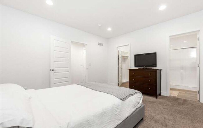 Building Photo - Beautiful 4 bedroom 3.5 bathroom home