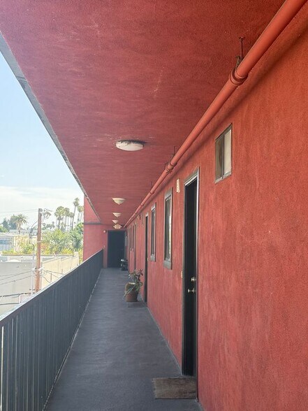 Building Photo - 1816 N Gramercy Pl