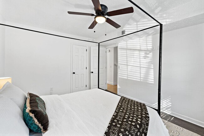 Building Photo - Fully renovated condo in Hendersonville
