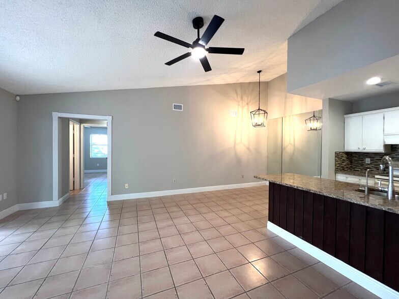 Building Photo - 1077 Goldenrod Rd