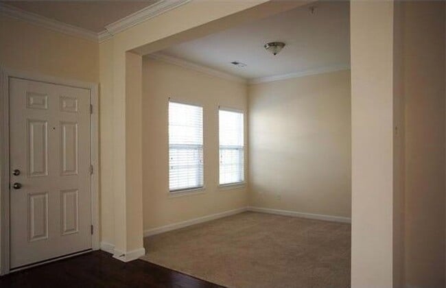 Building Photo - GORGEOUS 3 BR Townhome in the Heart of Bal...