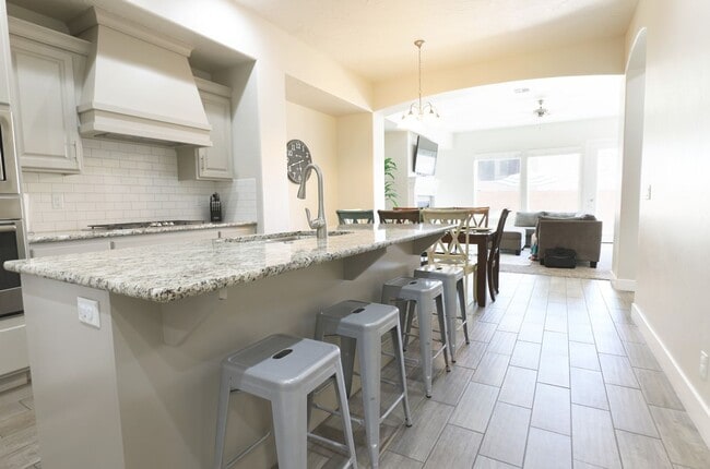 Building Photo - Pet Friendly 4 Bedroom Home!