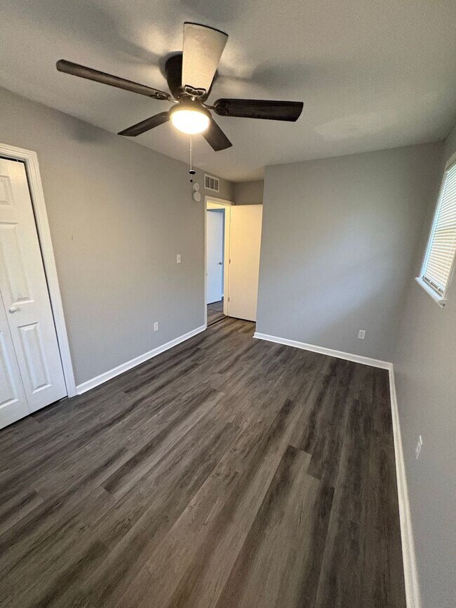 Building Photo - Spacious 2-Bed Duplex with Bonus Kitchen Storage