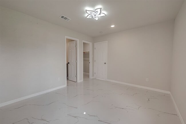 Building Photo - 12055 Fairpoint Dr