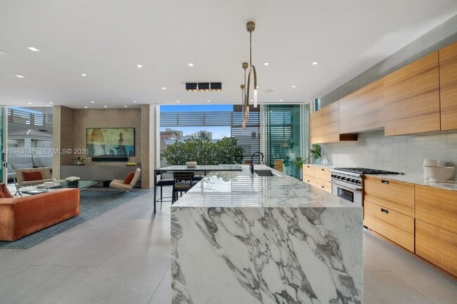 Building Photo - 819 2nd St